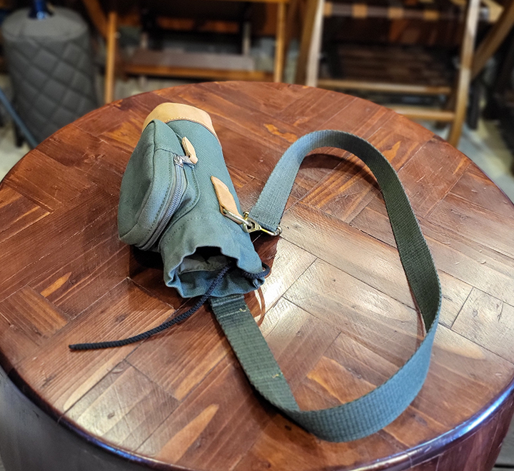 Bottle cover in green canvas and leather skirting
