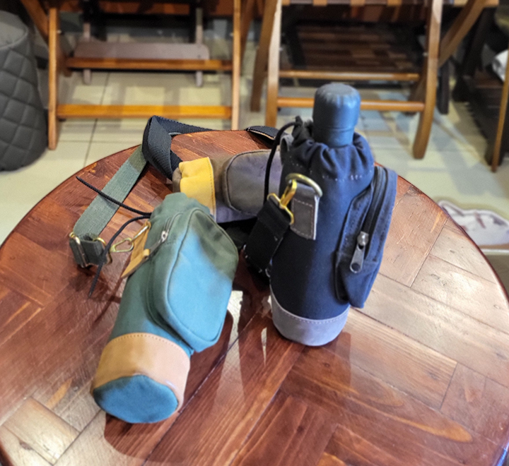 Bottle cover in green canvas and leather skirting - Image 2