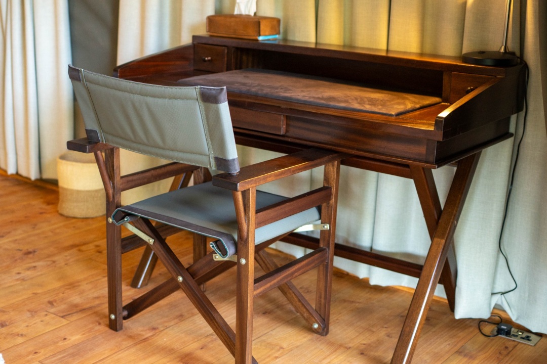 Sabora Reading Table